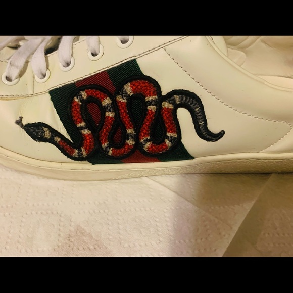Mens 9.5 Gucci white shoes added colors are red and green with snake - Picture 3 of 7